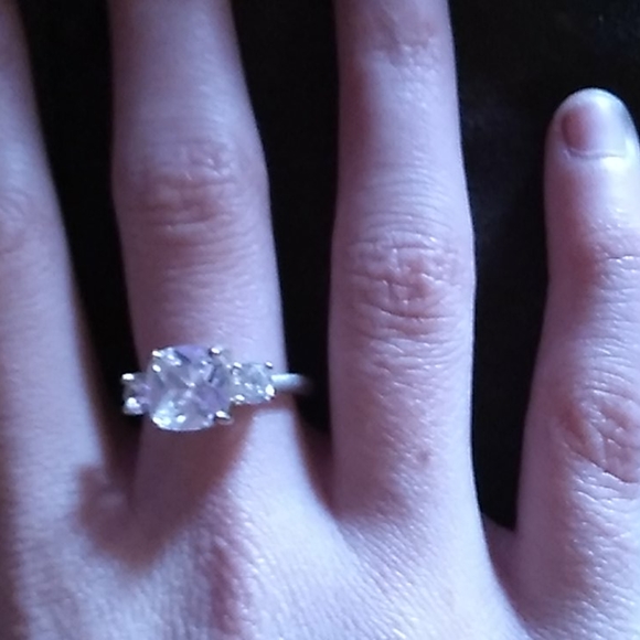 A ring - Picture 2 of 2